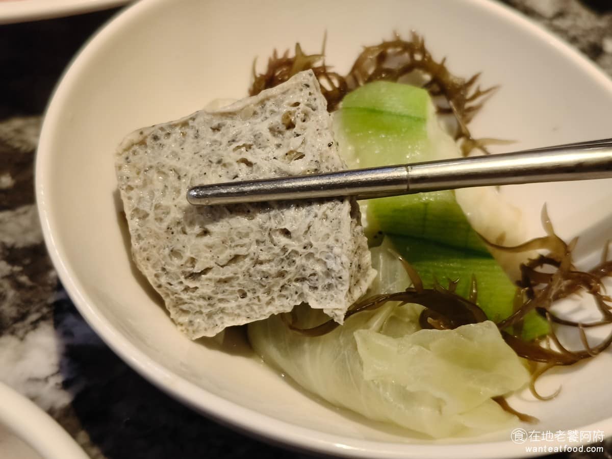 22:02火鍋美麗華店 22:02火鍋美麗華店菜單 22:02火鍋美麗華店推薦 中山區美食 芝麻凍豆腐的紋路非常能吸附湯汁,吃起來口感軟嫩而且濕潤,不須沾醬,直接吃能吃到食材的原味 @在地老饕阿府