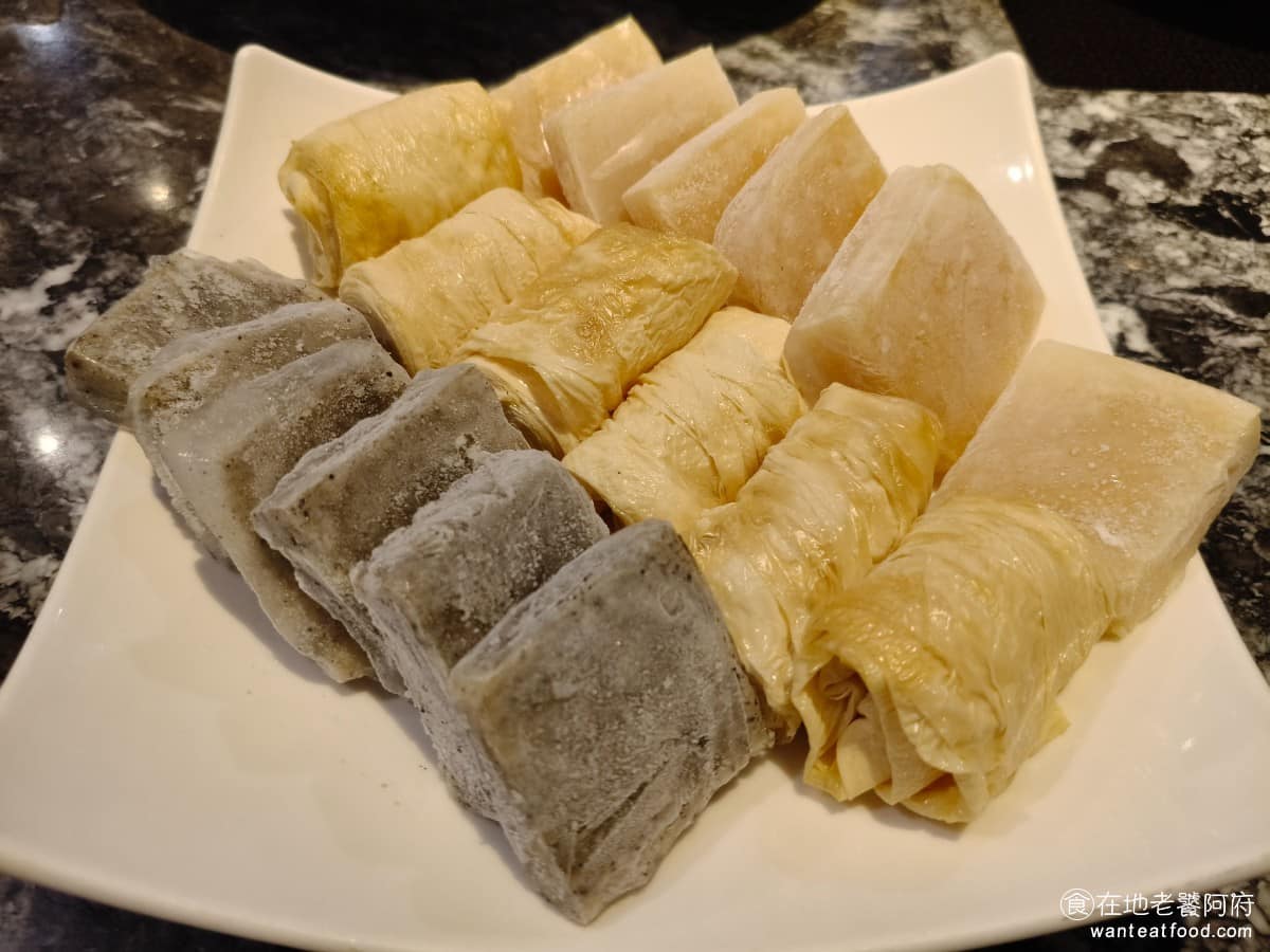 22:02火鍋美麗華店 22:02火鍋美麗華店菜單 22:02火鍋美麗華店推薦 中山區美食 凍豆腐、芝麻凍豆腐、豆包 這裡的凍豆腐也是招牌配料,吃起來豆香味十足,有百葉豆腐的口感,吃起來非常嫩Q @在地老饕阿府