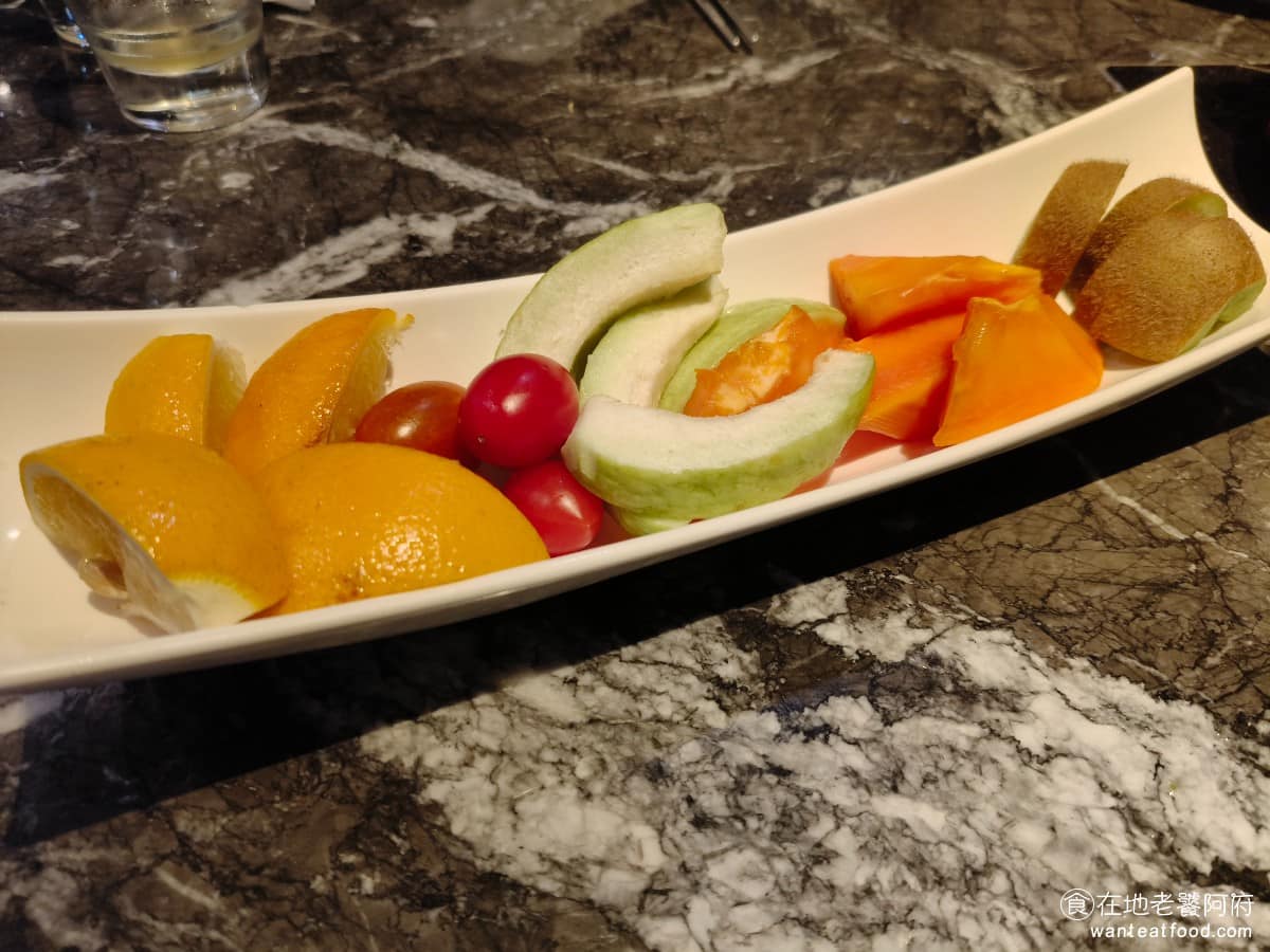 22:02火鍋美麗華店 22:02火鍋美麗華店菜單 22:02火鍋美麗華店推薦 中山區美食 餐後附的水果 店家提供當季時令水果,已去皮切片,會依人數給予對應份量,水果種類會隨季節不同,是整餐最後的貼心收尾 @在地老饕阿府