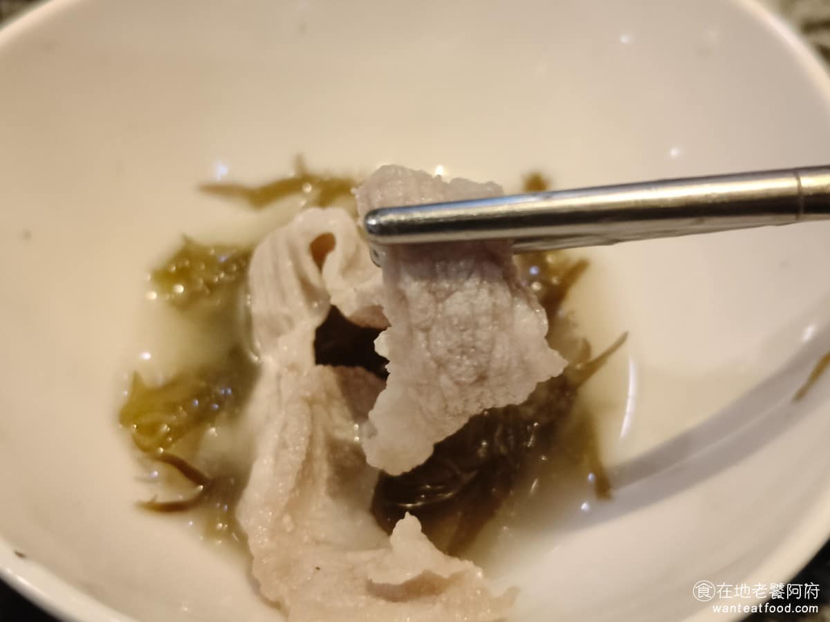 22:02火鍋美麗華店 22:02火鍋美麗華店菜單 22:02火鍋美麗華店推薦 中山區美食 松阪豬切的比較厚,所以咬起來比較有嚼勁,也不會覺得肉質很硬,肉的品質還不錯 @在地老饕阿府