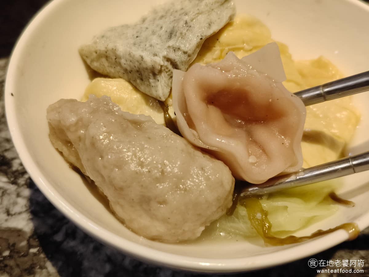 22:02火鍋美麗華店 22:02火鍋美麗華店菜單 22:02火鍋美麗華店推薦 中山區美食 這個火鍋料吃起來都蠻有水準的,蝦仁漿和蛋餃魚餃以及凍豆腐,都是使用有機食材去做的,吃起來非常的新鮮,口味偏清淡可以吃得到食材的原味 @在地老饕阿府