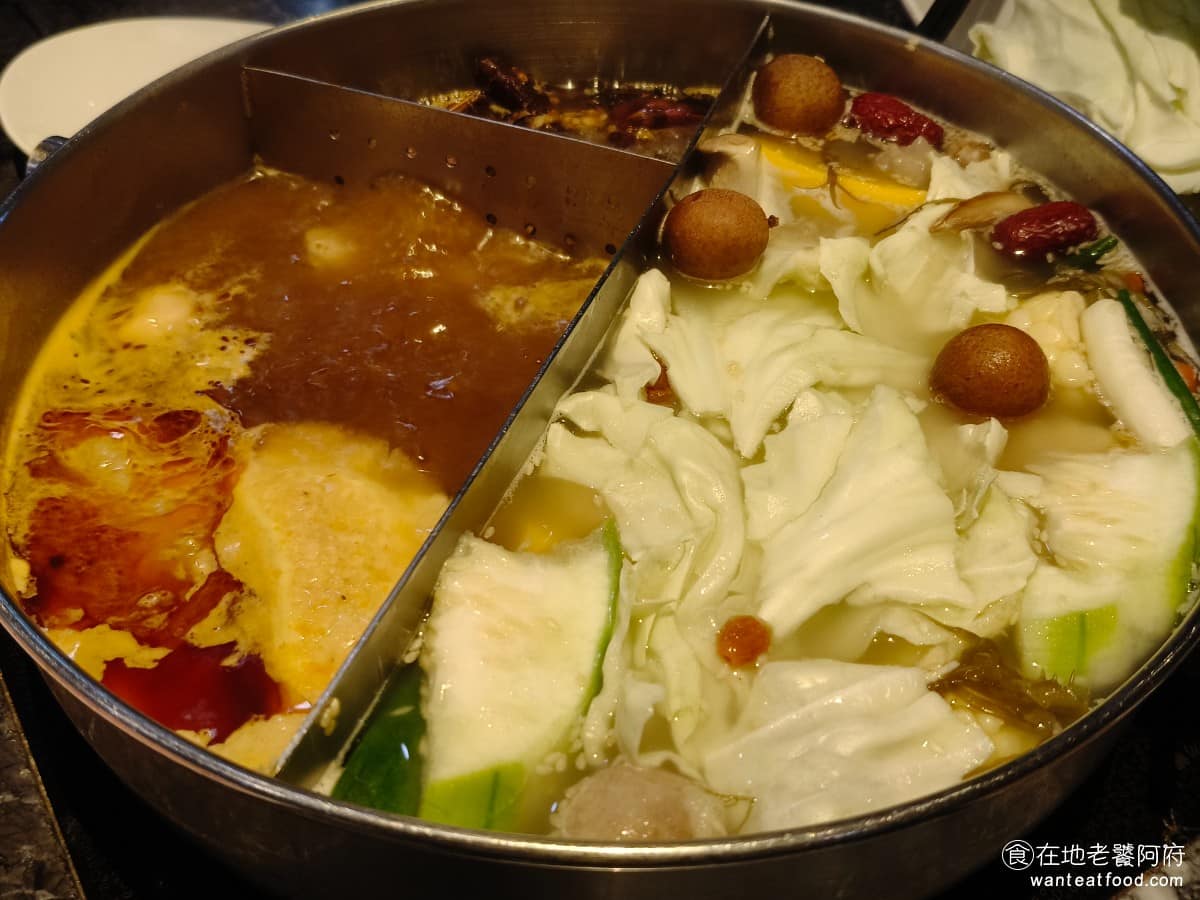 22:02火鍋美麗華店 22:02火鍋美麗華店菜單 22:02火鍋美麗華店推薦 中山區美食 養生白味鍋湯頭清甜,煮蔬菜和海鮮後更鮮適合喜歡清淡口味的人,辣味鍋的辣油透過隔層慢慢滲入,辣度中等,若覺得太辣可請店員加高湯調整,胡椒鍋則有明顯胡椒辛香,帶點辣感,重口味的人推薦可以嘗試 @在地老饕阿府