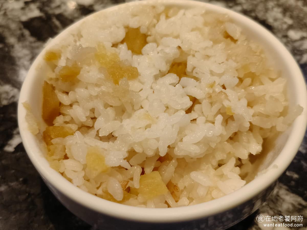 22:02火鍋美麗華店 22:02火鍋美麗華店菜單 22:02火鍋美麗華店推薦 中山區美食 黃金地瓜飯 也可以免費無限續,搭配蔬菜醬一起吃很對味,只不過飯吃起來有一點乾,而且冷冷的 @在地老饕阿府