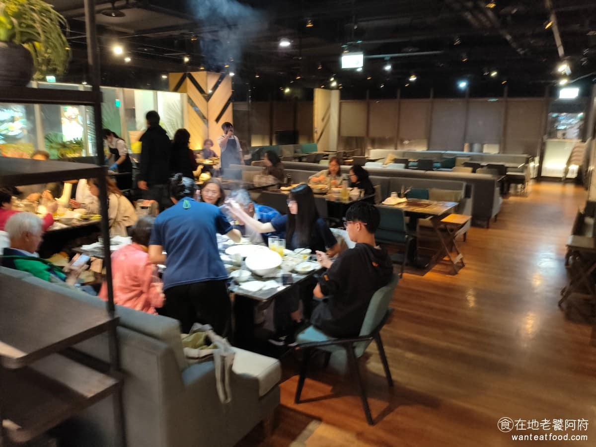 22:02火鍋美麗華店 22:02火鍋美麗華店菜單 22:02火鍋美麗華店推薦 中山區美食 美麗華店的裝潢風格,走大自然路線,以原木材質為主調,搭配大量綠色植栽點綴,天花板掛著球形燈飾,整體氛圍偏暗,沉穩舒適 @在地老饕阿府