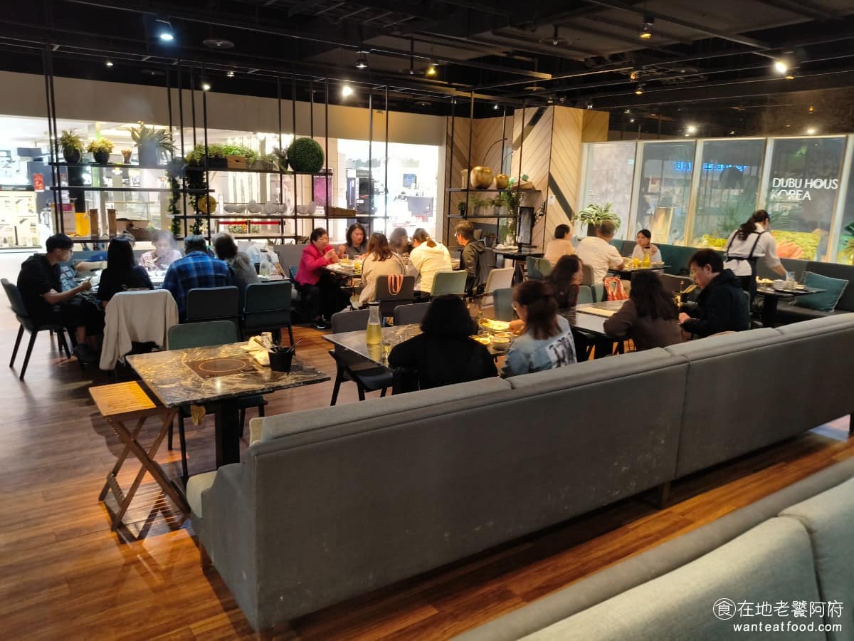 22:02火鍋美麗華店 22:02火鍋美麗華店菜單 22:02火鍋美麗華店推薦 中山區美食 用餐空間寬敞,座位以沙發搭配一般椅子為主,桌面嵌有電磁爐,採共鍋方式用餐,候位區也有綠化設計,店內挑高還算高,用餐體驗比一般火鍋店更為放鬆 @在地老饕阿府