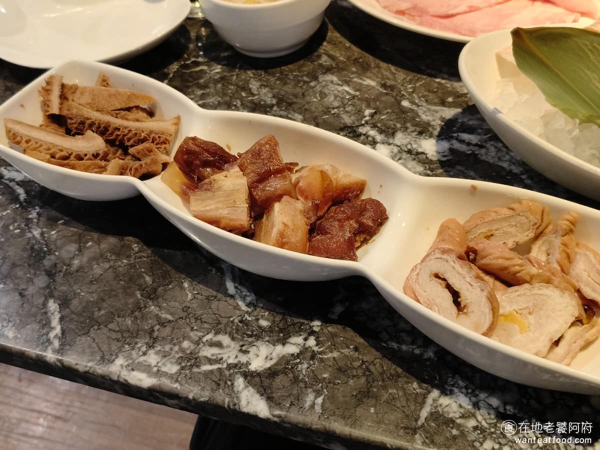 22:02火鍋美麗華店 22:02火鍋美麗華店菜單 22:02火鍋美麗華店推薦 中山區美食 滷味三寶 有牛肚牛筋和大腸已滷透,下鍋燙熱即可食用,份量給得足,滷香入味口感各有差異,牛筋軟Q、牛肚有嚼勁、大腸稍滑嫩 @在地老饕阿府