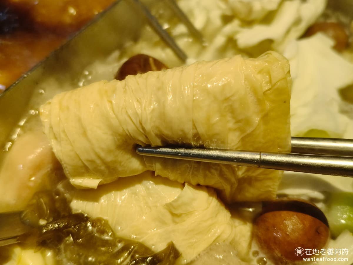 22:02火鍋美麗華店 22:02火鍋美麗華店菜單 22:02火鍋美麗華店推薦 中山區美食 豆包放入湯裡煮後吸飽湯汁,吃起來非常順口,是店內必點的配料 @在地老饕阿府