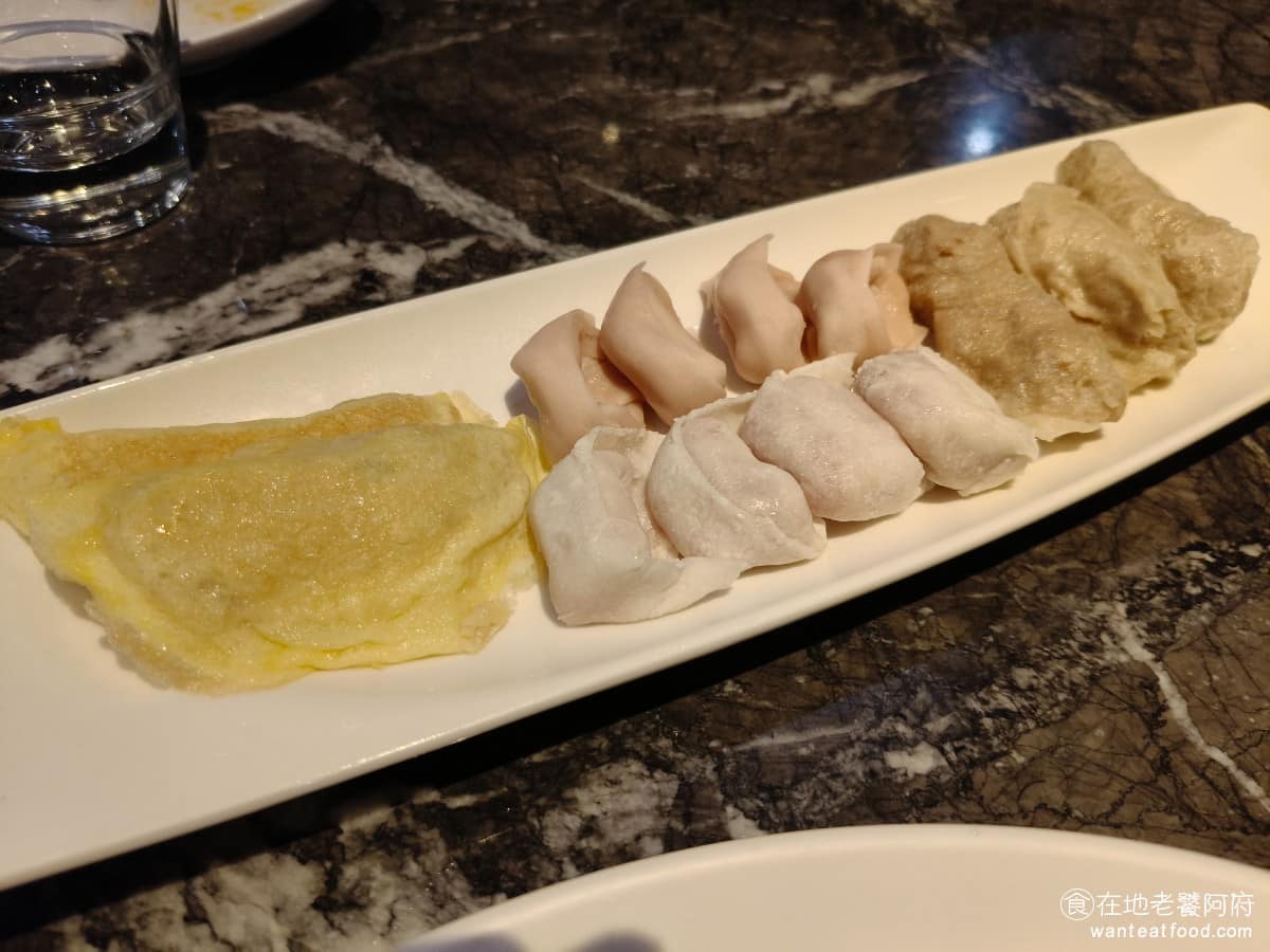 22:02火鍋美麗華店 22:02火鍋美麗華店菜單 22:02火鍋美麗華店推薦 中山區美食 蛋餃與餃和豆包 蛋皮薄而不破,內餡豬肉飽滿,放進湯裡滾熟後一口咬下,蛋香、肉香和鍋底香混在一起,是店內餃類中很有特色的一款,魚餃是三記魚餃,因為是知名品牌,味道吃起來自然有水準 @在地老饕阿府