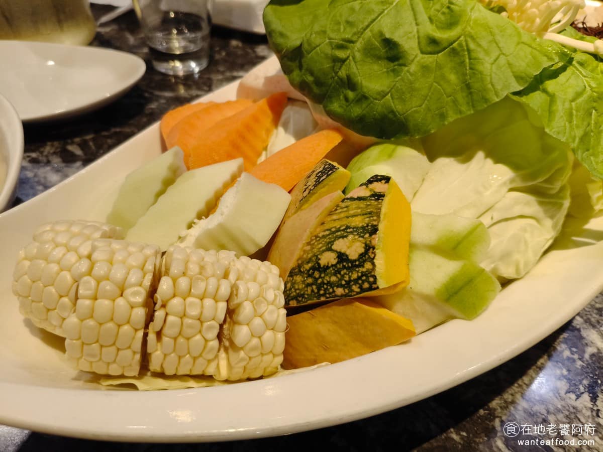 22:02火鍋美麗華店 22:02火鍋美麗華店菜單 22:02火鍋美麗華店推薦 中山區美食 菜盤的份量是隨人數附贈,品項依季節調整,常見有高麗菜、玉米、馬鈴薯、南瓜、白菜等,食材新鮮、種類多元 @在地老饕阿府