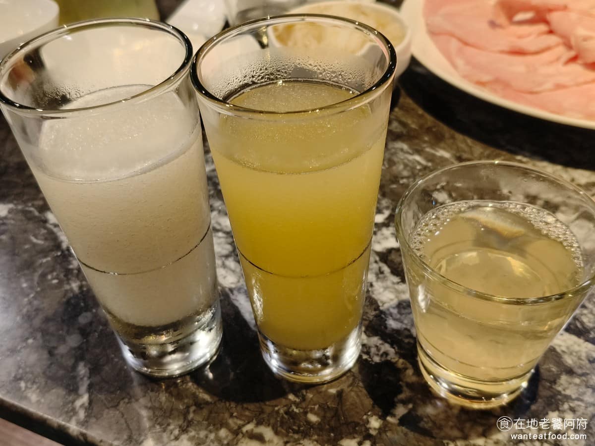 22:02火鍋美麗華店 22:02火鍋美麗華店菜單 22:02火鍋美麗華店推薦 中山區美食 飲料有三種,梅子冰沙、百香果冰沙和白木耳,其中白木耳是熱的,飲料也是可以無限續的 @在地老饕阿府