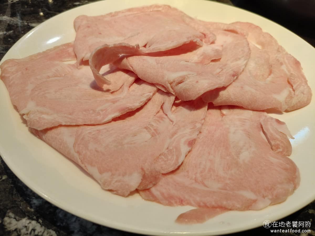 22:02火鍋美麗華店 22:02火鍋美麗華店菜單 22:02火鍋美麗華店推薦 中山區美食 松阪豬 因為不經冷凍,所以沒有切成薄片,呈現略厚的肉片,色澤鮮紅漂亮,口感比冷凍肉更扎實有嚼勁,喜歡口感紮實的人值得試試 @在地老饕阿府