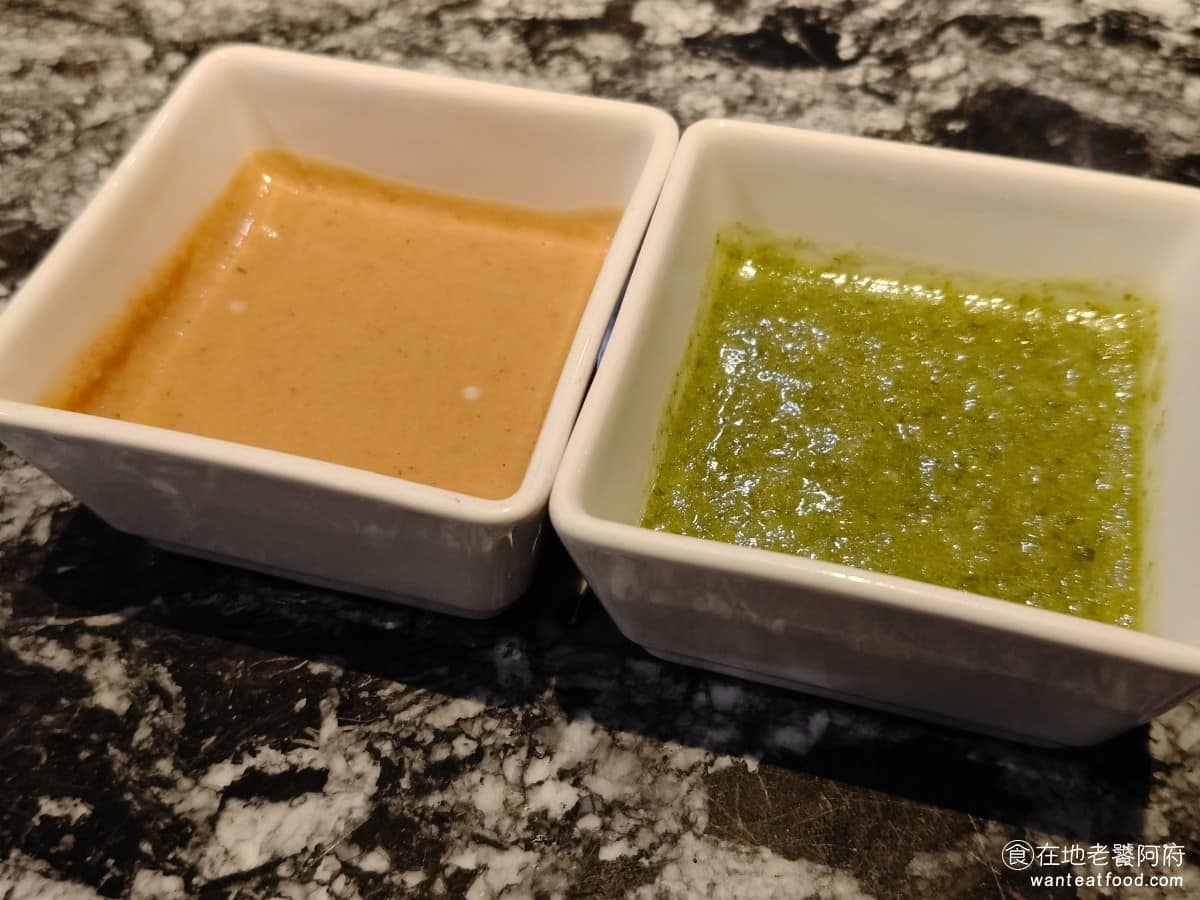 22:02火鍋美麗華店 22:02火鍋美麗華店菜單 22:02火鍋美麗華店推薦 中山區美食 沾醬有兩種一個是怪味醬,另一個是招牌蔬菜醬,怪味醬的味道比較接近味噌醬,蔬菜醬則是比較清淡,吃得到淡淡的蔬菜味和醋做調味,兩種沾醬都很特別,味道都偏清爽 @在地老饕阿府