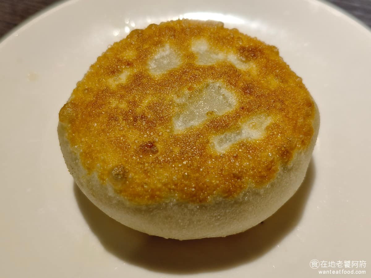 北平半畝園 北平半畝園菜單 北平半畝園推薦 大安區美食 大安美食 大安站美食 中式料理 牛肉餡餅 牛肉餡餅 店裡的招牌，內餡給得非常飽滿，還帶湯汁但湯汁量控制得剛好，不會爆到整盤都是，外皮也不會太厚，吃起來算舒服，不會有那種皮厚壓過餡料的問題，推薦可以點。 @在地老饕阿府