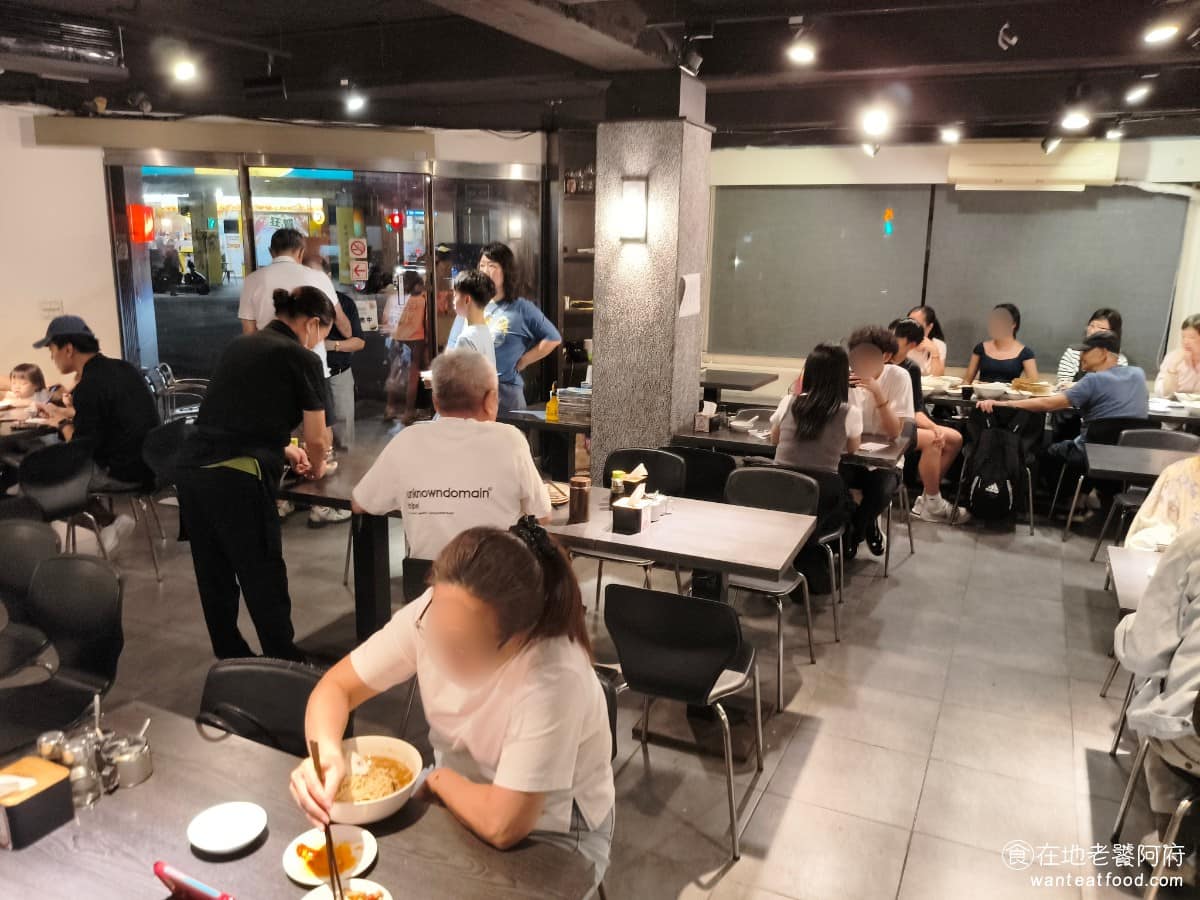 北平半畝園 北平半畝園菜單 北平半畝園推薦 大安區美食 大安美食 大安站美食 中式料理 牛肉餡餅 店裡的客群主要是附近上班族跟老住戶，也有不少是全家或朋友聚餐來的，看得出來是這一帶熟客居多的店。用餐時間常常需要排隊，或是跟其他客人併桌，尤其是中午跟晚餐尖峰時段。 @在地老饕阿府