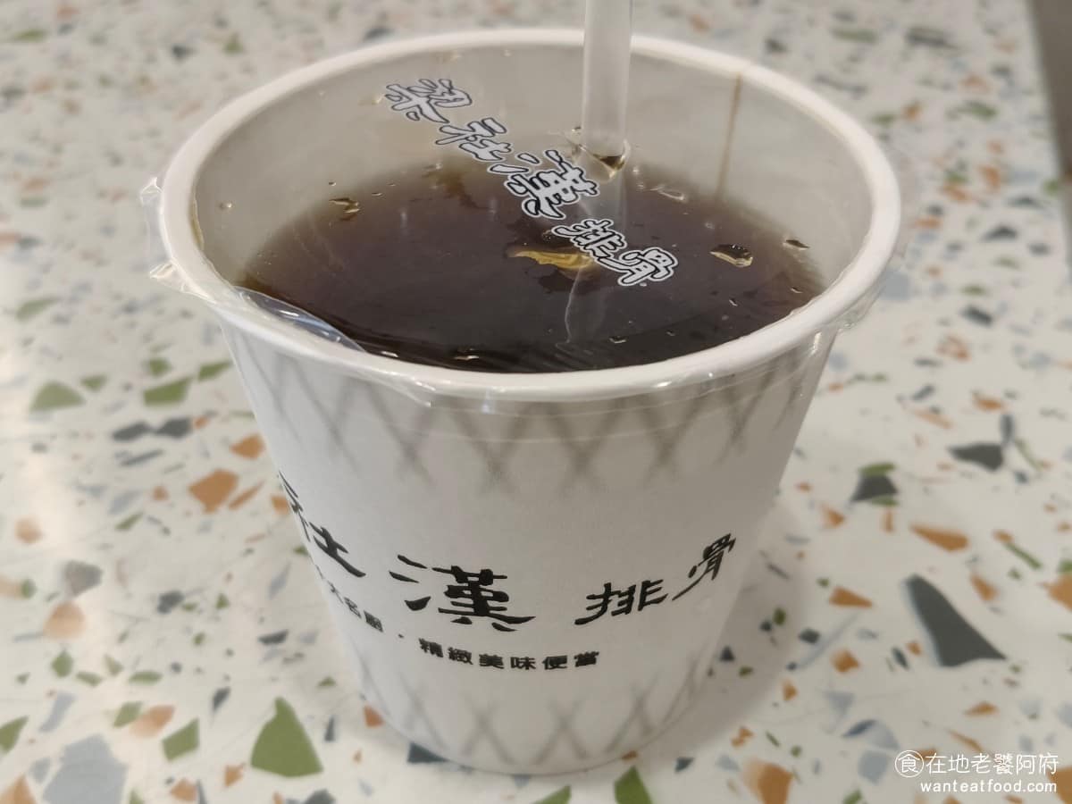 梁社漢排骨內湖民權東店 梁社漢排骨內湖民權東店菜單 梁社漢排骨內湖民權東店推薦 內湖區美食 古早味特調紅茶 店裡沒有附餐飲料，這點跟正忠排骨飯比起來，確實比較可惜，想喝的話就得自己額外點單，紅茶喝起來冰涼、帶點微甜，配便當還不錯。 @在地老饕阿府