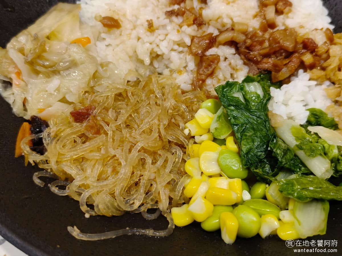 梁社漢排骨內湖民權東店 梁社漢排骨內湖民權東店菜單 梁社漢排骨內湖民權東店推薦 內湖區美食 配菜有五種，菜脯、玉米、青菜、高麗菜、冬粉，種類會比一般的便當店再多一兩種，雖然每樣都不多，但吃起來就比較豐富，這也是《梁社漢排骨 》生意會好的原因之一，因為消費者現在想要的是多樣性。 @在地老饕阿府