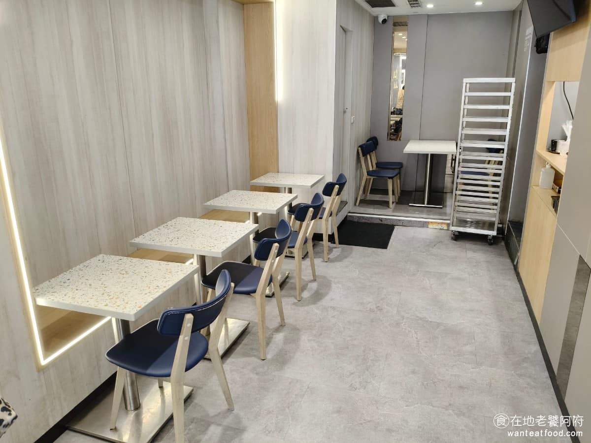 梁社漢排骨內湖民權東店 梁社漢排骨內湖民權東店菜單 梁社漢排骨內湖民權東店推薦 內湖區美食 店內走的是明亮、乾淨的路線，跟傳統印象中油膩膩的便當店不太一樣，落地窗採光好，坐起來不會有壓迫感。座位區安排得算整齊，用餐尖峰時段，偶爾會比較滿，但翻桌速度快，通常不用等太久。 @在地老饕阿府