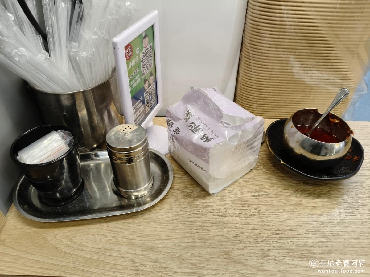 梁社漢排骨內湖民權東店 梁社漢排骨內湖民權東店菜單 梁社漢排骨內湖民權東店推薦 內湖區美食 這裡還有提供醬料區，有辣椒和胡椒，可以自己加，如果有點炸雞腿和炸排骨的話，非常推薦可以多加一點胡椒，味道會更香。 @在地老饕阿府