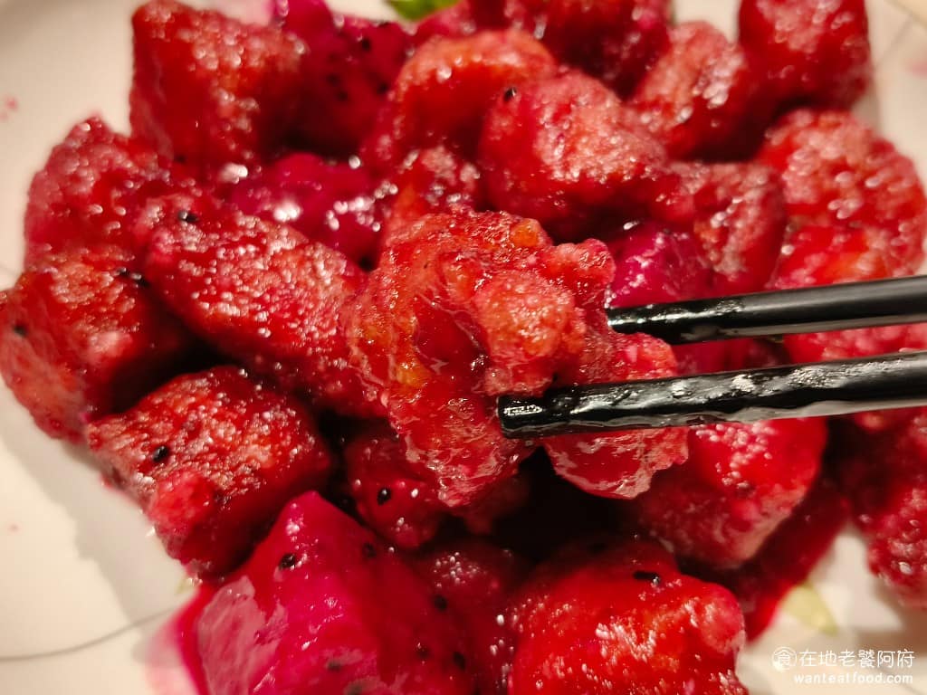 柚子花花青春客家菜南港LalaPort 柚子花花青春客家菜南港LalaPort菜單 菜名叫做糖醋酥肉，但其實一點也不酥，這道菜算是表現最弱的一道，所以我們剩一堆都沒吃完，不推薦點。 @在地老饕阿府