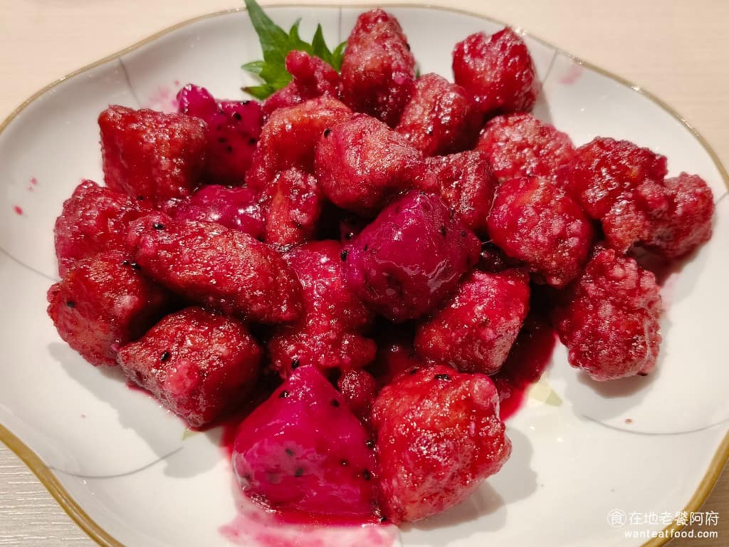 柚子花花青春客家菜南港LalaPort 柚子花花青春客家菜南港LalaPort菜單 糖醋酥肉 肉的份量給得不少，但實際吃起來口感偏硬，吃多了很辛苦，外層也不夠酥脆，醬汁用了火龍果的酸味，吃起來有些突兀，和一般糖醋的風味差距較大。 @在地老饕阿府