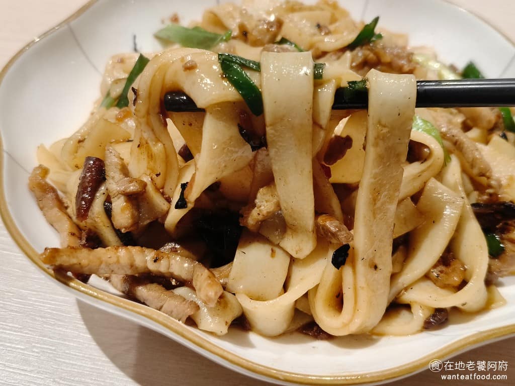 柚子花花青春客家菜南港LalaPort 柚子花花青春客家菜南港LalaPort菜單 炒板條份量給的很多，CP質高，如果不打算點白飯，直接點這份炒板條，多人分著吃也沒問題。 @在地老饕阿府