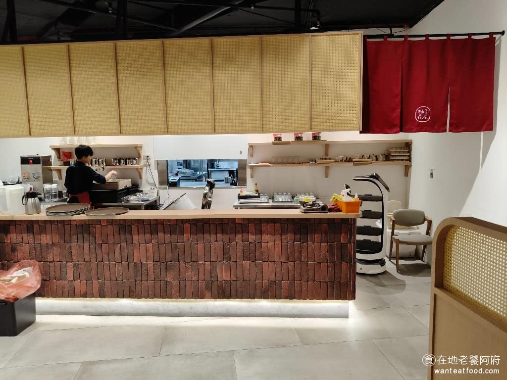 柚子花花青春客家菜南港LalaPort 柚子花花青春客家菜南港LalaPort菜單 而且傳統客家合菜，往往動輒一大盤，需要眾人圍在一起吃才合適，而《柚子花花》調整成較適合 2 到 4 人的份量，人數不多也能吃到很多道菜。 @在地老饕阿府