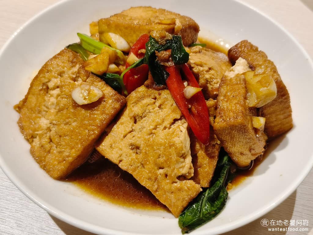 柚子花花青春客家菜南港LalaPort 柚子花花青春客家菜南港LalaPort菜單 醬燒煎豆腐 原本以為是道普通的豆腐，吃起來卻意料地好吃，豆腐的豆香味十足，外皮燒的很香，內部滷汁吸得很透，一咬下去湯汁直接噴出，味道相當有記憶點。 @在地老饕阿府