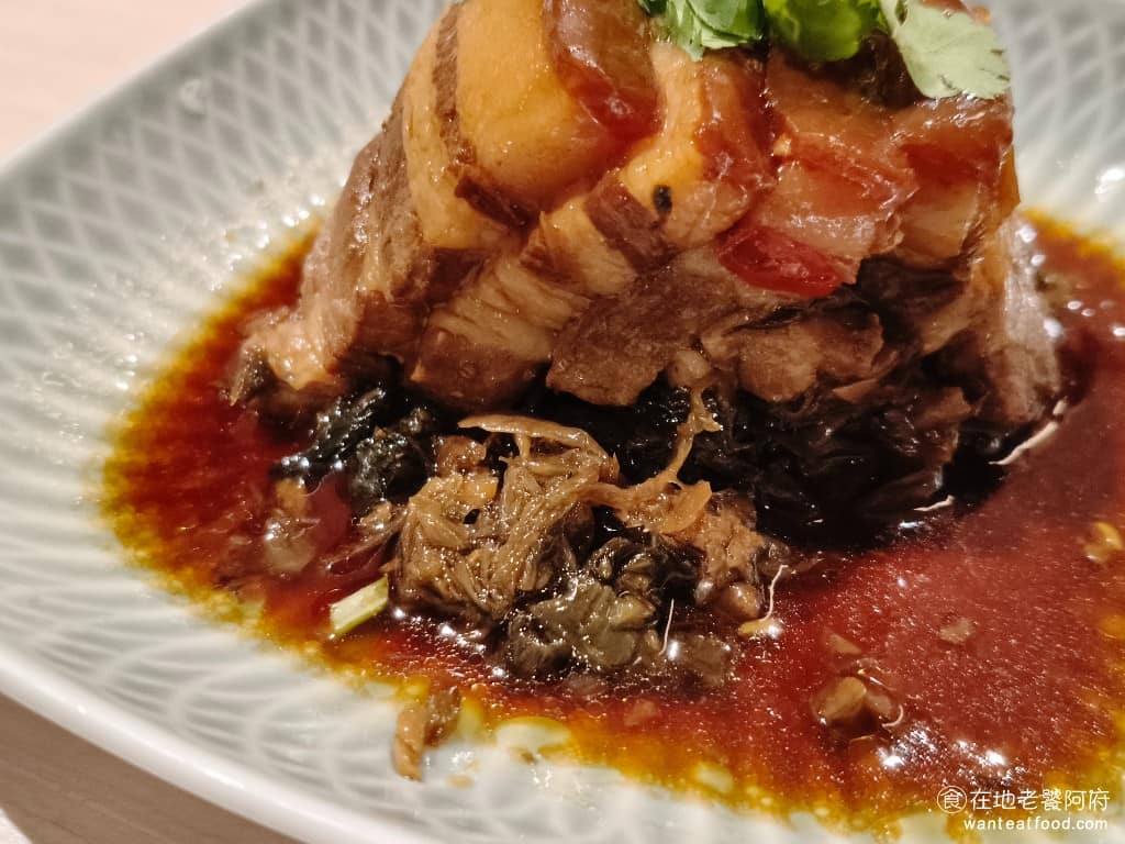 柚子花花青春客家菜南港LalaPort 柚子花花青春客家菜南港LalaPort菜單 裡面的酸菜，酸度適中、完全不油膩，配飯吃起來非常舒服。下次來我們會想試試看刈包的版本，也是這次用餐中推薦的一道。 @在地老饕阿府