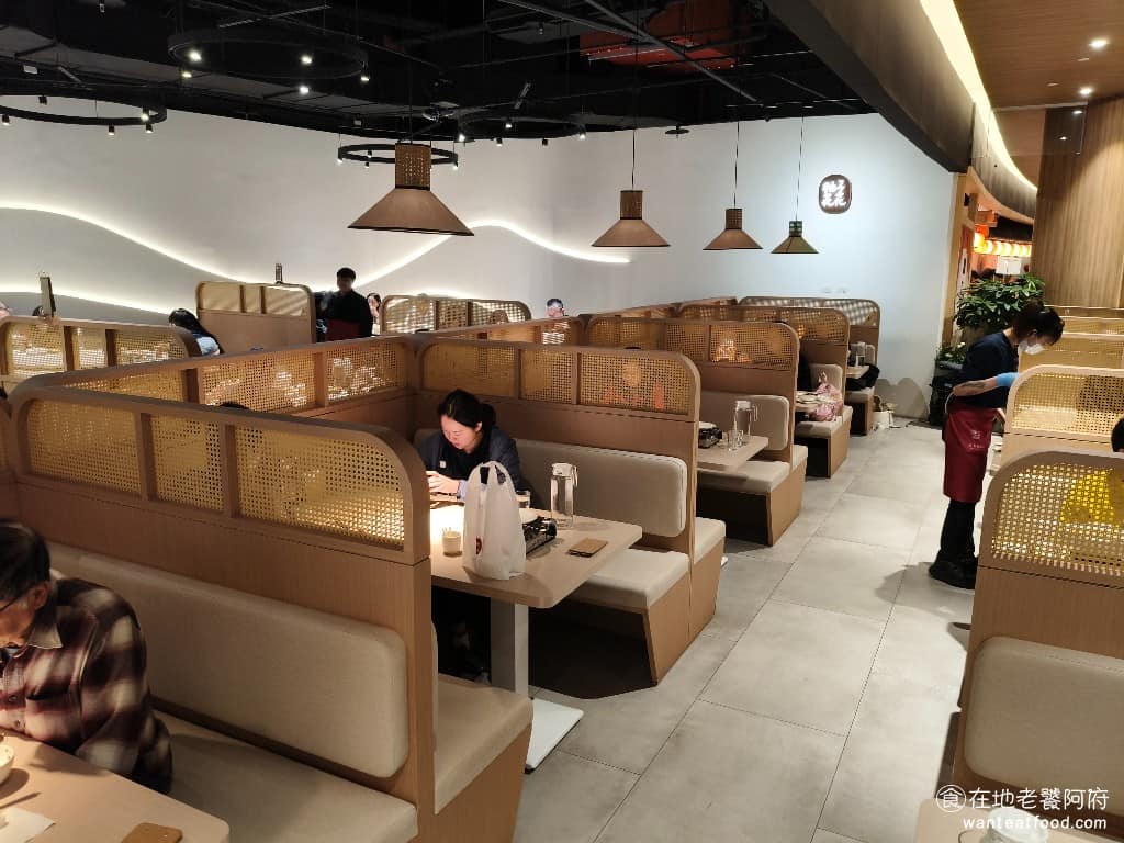 柚子花花青春客家菜南港LalaPort 柚子花花青春客家菜南港LalaPort菜單 整體裝潢走簡約風格，不走傳統客家餐廳的老舊傳統感，視覺上乾淨舒適，和 Lalaport 本身裝潢的風格很接近。。 @在地老饕阿府