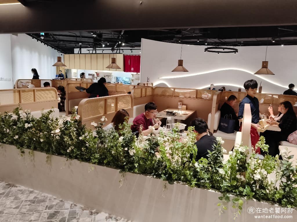 柚子花花青春客家菜南港LalaPort 柚子花花青春客家菜南港LalaPort菜單 《柚子花花青春客家菜 南港LalaPort 》店空間寬敞明亮，座位種類多，從2人小桌、到10人大圓桌都有，也有適合家庭、或商務聚餐的包廂選項。 @在地老饕阿府