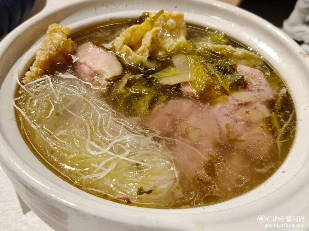 柚子花花青春客家菜南港LalaPort 柚子花花青春客家菜南港LalaPort菜單 酸菜鴨肉鍋 鍋裡加了滿滿的冬粉，湯頭微酸清爽，搭配少許酸菜提味，喝起來開胃不膩，冬粉口感彈滑嫩Q彈，超好吃、超順口，鴨肉比較硬一點，但沒差，只要是用來提味的 @在地老饕阿府
