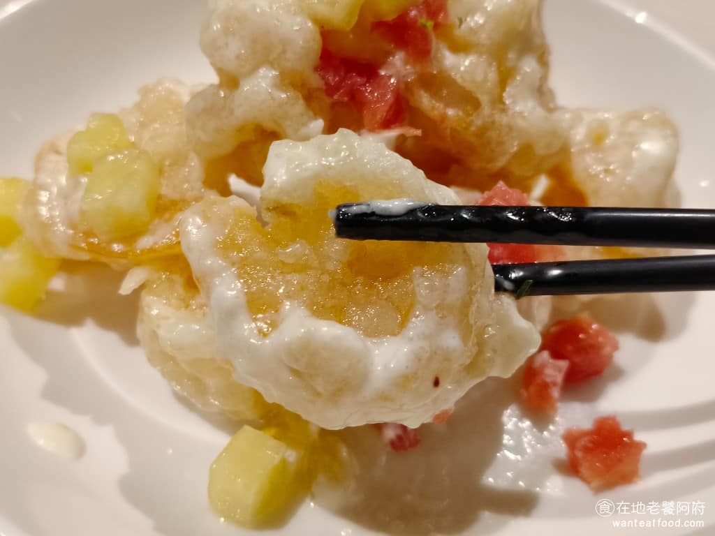 柚子花花青春客家菜南港LalaPort 柚子花花青春客家菜南港LalaPort菜單 炸皮的火侯也控制得很好，不會炸的偏乾，加上美乃滋，吃起來濕潤，搭配鳳梨和番茄，酸酸的也很下飯。 @在地老饕阿府