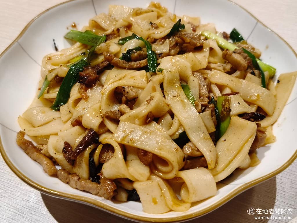 柚子花花青春客家菜南港LalaPort 柚子花花青春客家菜南港LalaPort菜單 客家炒板條 炒得有鍋氣，鹹淡適中，粄條口感Q彈柔順，不會太軟爛，算是有水準。配料有肉絲、韭菜、青蔥，味道上吃起來也不單調。 @在地老饕阿府