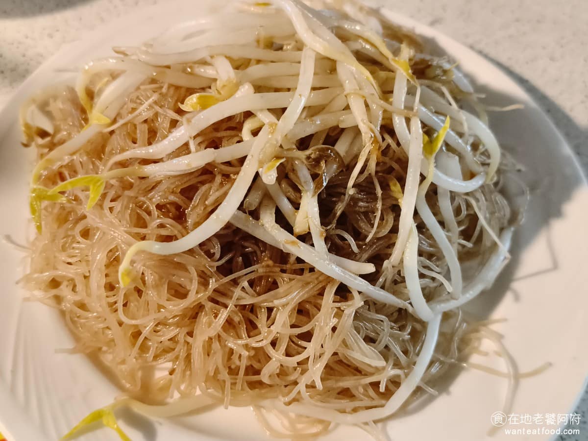 宏冠土魠魚羹 宏冠土魠魚羹菜單 宏冠土魠魚羹推薦 大同區美食 大同美食 台灣小吃 土魠魚羹 炒米粉 一份給的量不少,裡面加了高麗菜跟特製滷汁,滷汁滷得很香,讓整盤米粉的香氣加分不少。米粉本身口感Q彈,有嚼勁。這攤炒米粉最大的優點是滷汁加得多,吃起來完全不會乾澀。 @在地老饕阿府