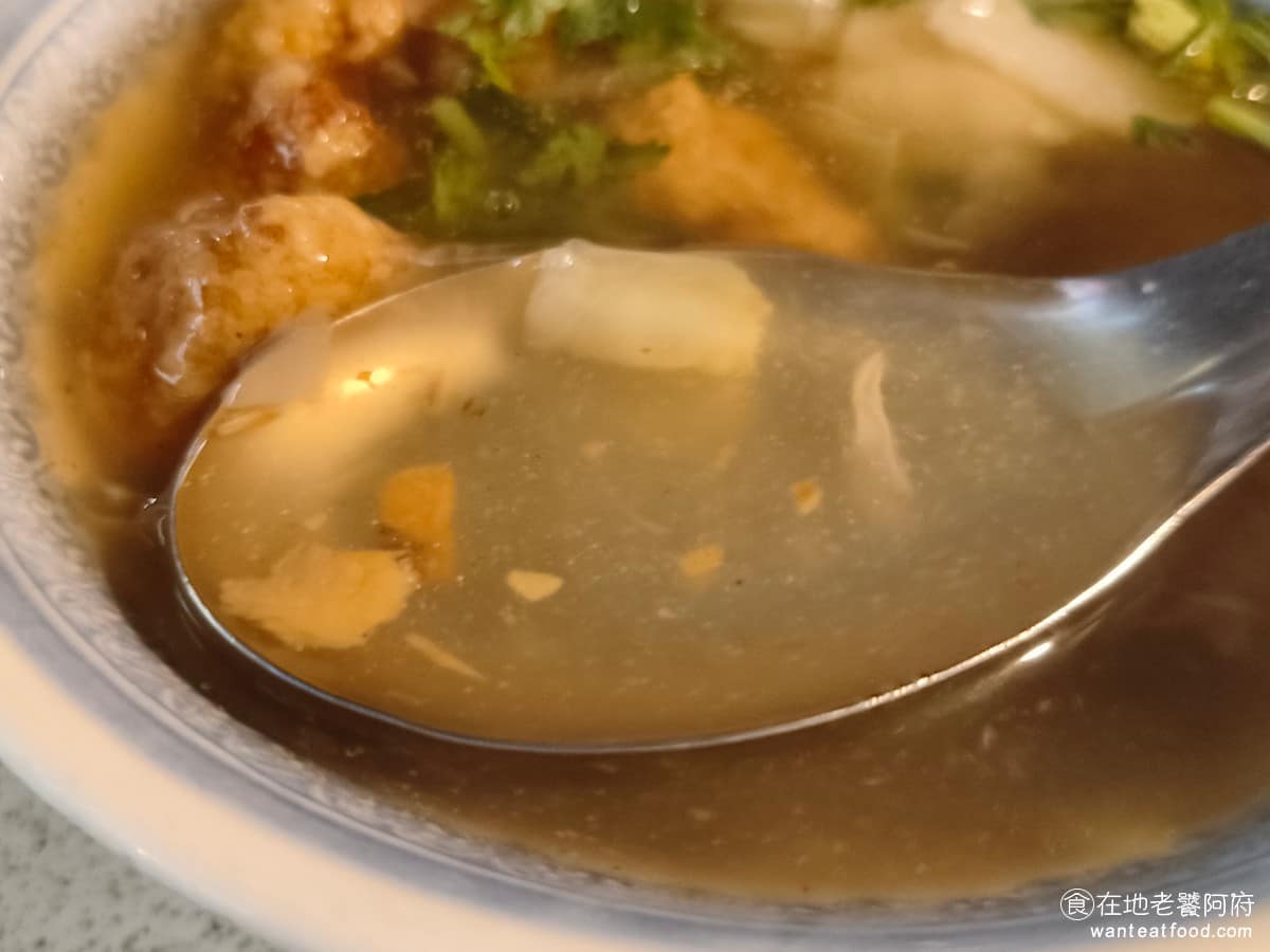 宏冠土魠魚羹 宏冠土魠魚羹菜單 宏冠土魠魚羹推薦 大同區美食 大同美食 台灣小吃 土魠魚羹 所以單論魚肉本身,其實不算強項,湯頭才是這攤真正厲害的地方,好喝到幾乎都喝光了。 @在地老饕阿府