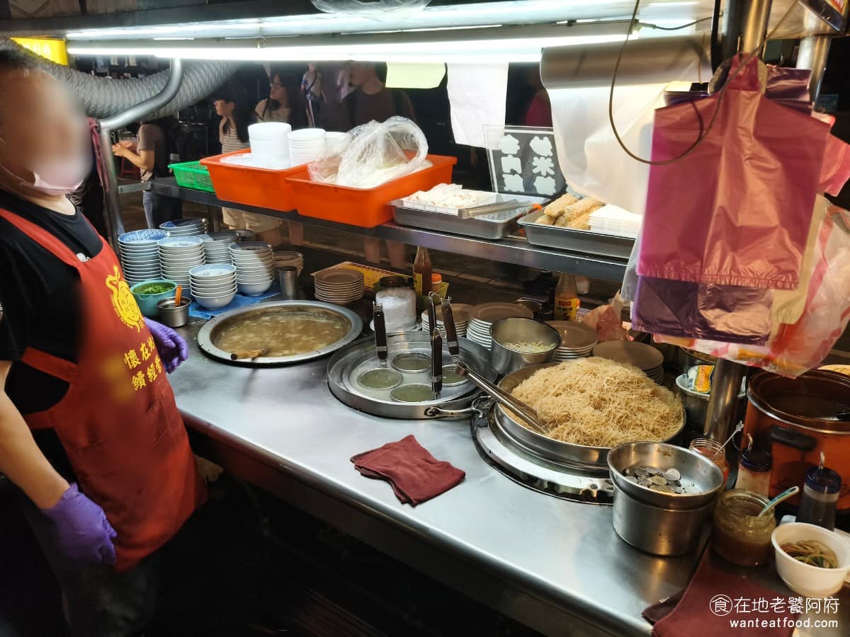 宏冠土魠魚羹 宏冠土魠魚羹菜單 宏冠土魠魚羹推薦 大同區美食 大同美食 台灣小吃 土魠魚羹 土魠魚羹這道小吃的起源,要追溯到清朝康熙年間,據說當時福建水師提督施琅來台,因為愛吃鰆魚,民間便稱鰆魚為「提督魚」,後來音轉,就變成了「土魠魚」。這間店雖然不是台南發跡,但落腳在寧夏夜市,也已經將近 30 年,是夜市裡少數幾家,從早期就開始賣土魠魚羹的攤子。 @在地老饕阿府