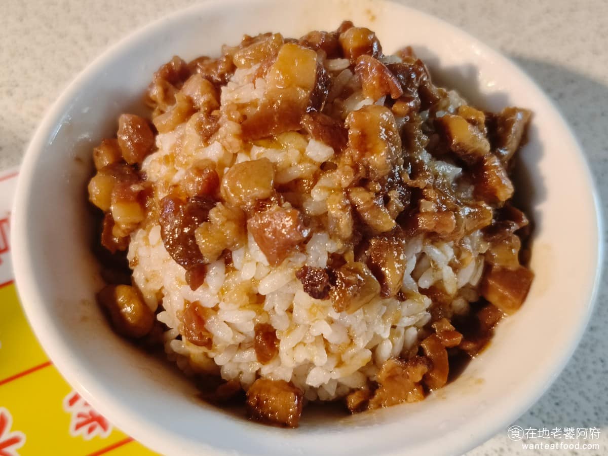 宏冠土魠魚羹 宏冠土魠魚羹菜單 宏冠土魠魚羹推薦 大同區美食 大同美食 台灣小吃 土魠魚羹 魯肉飯 肥肉比例偏高,醬汁走的也是偏甜的南部風格,跟土魠魚羹的湯頭調性一致。因為肥肉比例高,吃起來會有點油膩感,但還在可以接受的範圍內。 @在地老饕阿府