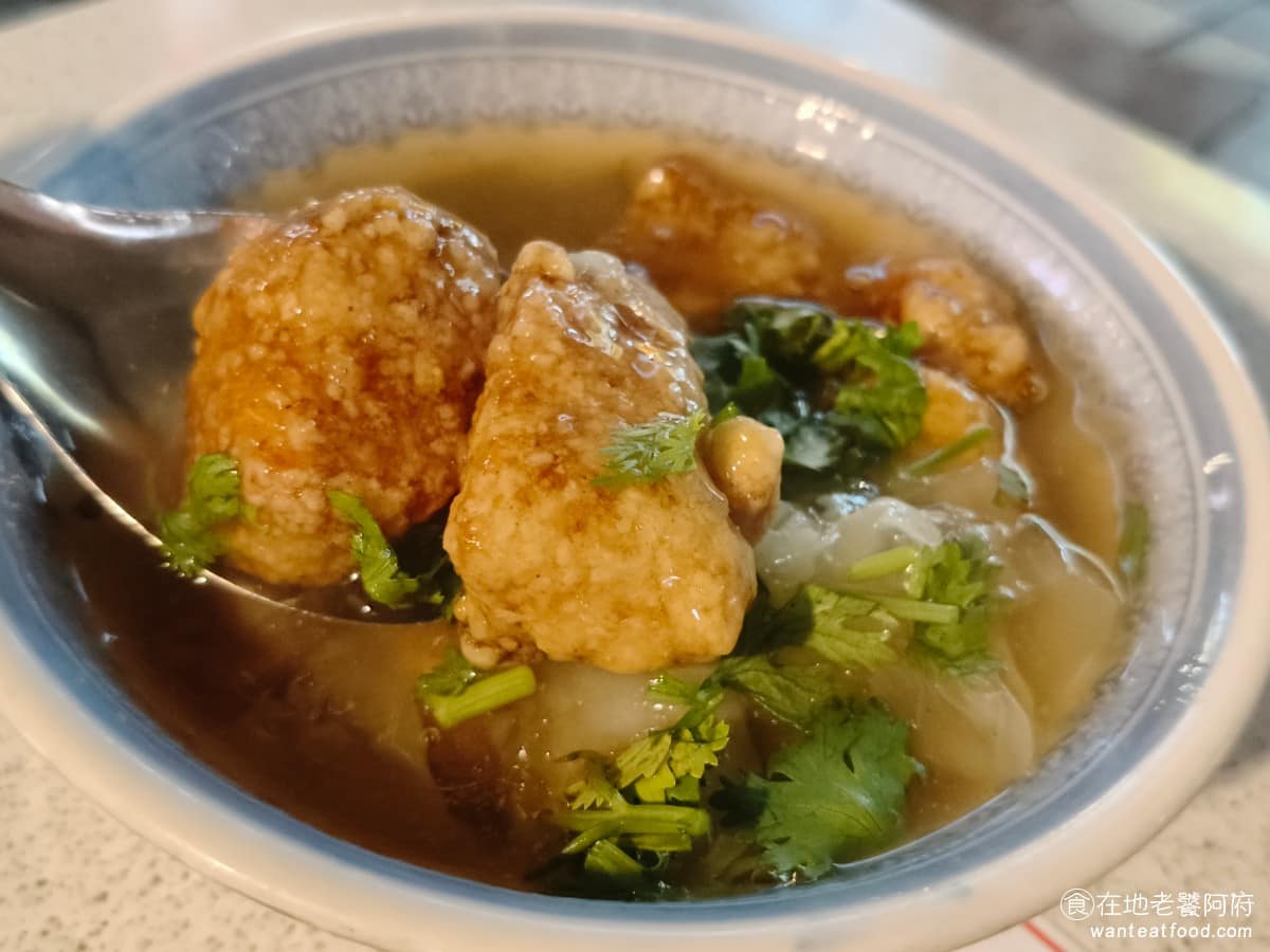 宏冠土魠魚羹 宏冠土魠魚羹菜單 宏冠土魠魚羹推薦 大同區美食 大同美食 台灣小吃 土魠魚羹 是好喝的土魠魚羹湯底,魚的外皮炸得酥脆,份量給得多,但要趁熱盡快吃,泡久了外皮就會軟化掉。魚肉本身吃起來偏硬,沒有特別調味,味道不算突出,口感甚至有點偏乾。 @在地老饕阿府