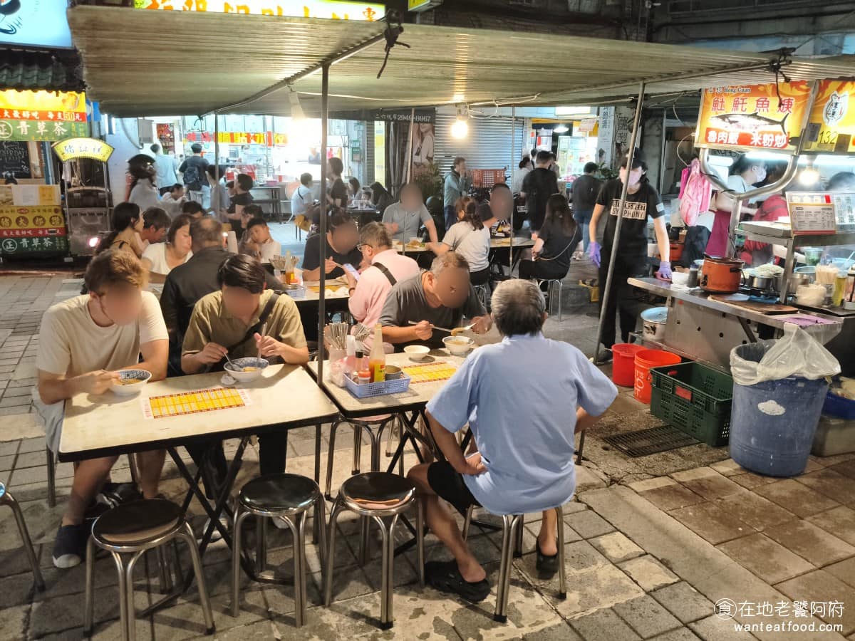 宏冠土魠魚羹 宏冠土魠魚羹菜單 宏冠土魠魚羹推薦 大同區美食 大同美食 台灣小吃 土魠魚羹 攤位本身位在夜市最尾端,位置比起中段的攤子來得寬一些,桌椅也擺得比較開。 @在地老饕阿府