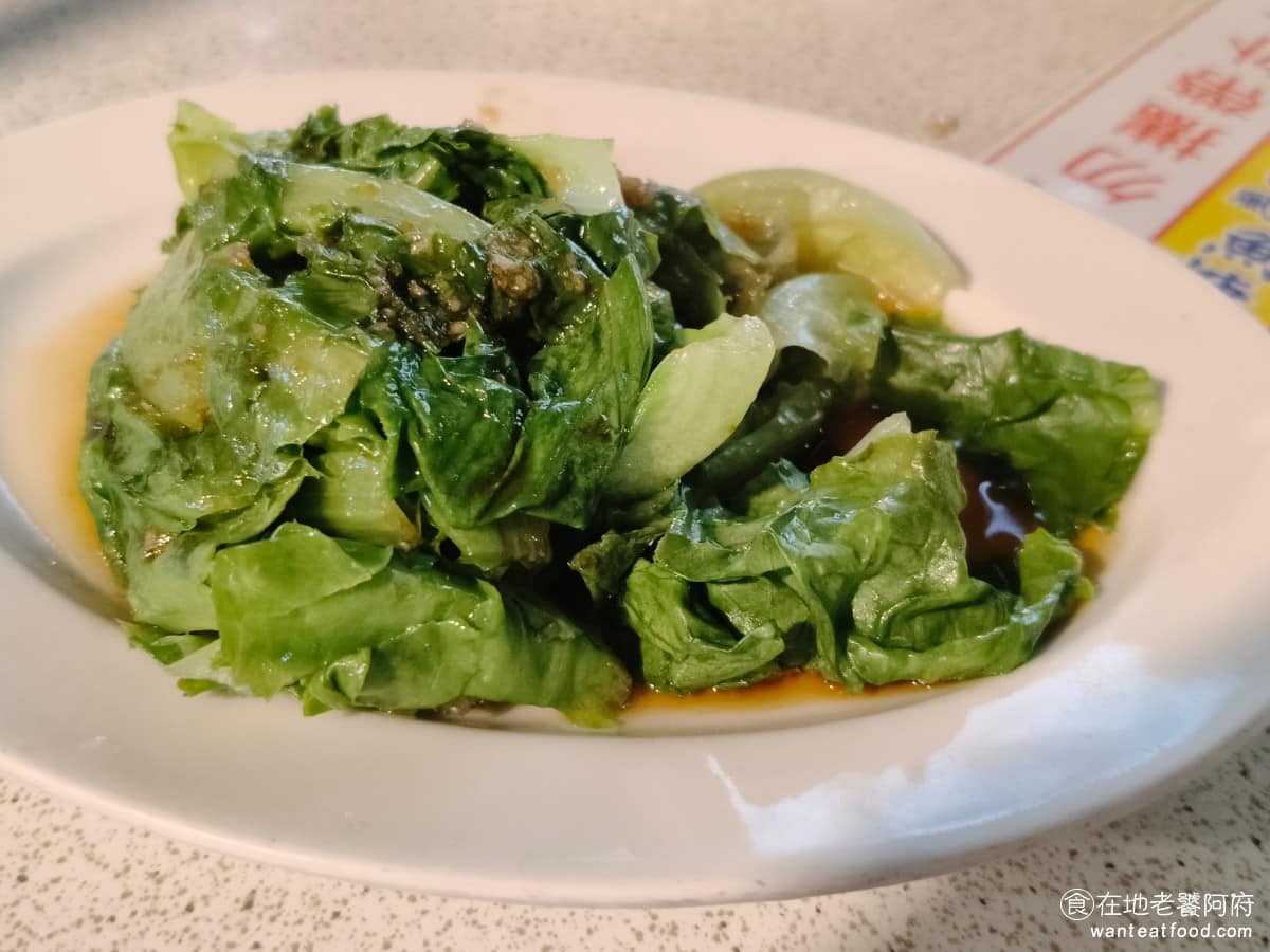宏冠土魠魚羹 宏冠土魠魚羹菜單 宏冠土魠魚羹推薦 大同區美食 大同美食 台灣小吃 土魠魚羹 燙青菜 走的是完全清燙的做法,加一點醬油,再放蒜泥口味清爽、帶點微微的甜味,不像土魠魚羹跟魯肉飯那樣走重口味路線,適合拿來平衡整餐的油膩感。 @在地老饕阿府