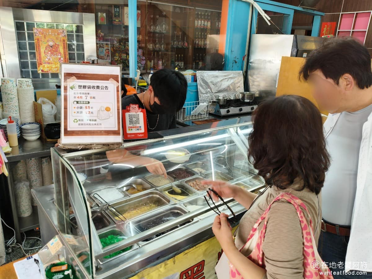 甜妞古早冰紅茶 甜妞古早冰紅茶菜單 甜妞古早冰紅茶推薦 北投區美食 北投美食 甜點點心 剉冰 店面位在市場旁的騎樓或外擺位置，空間不大座位有限，大部分客人是外帶，環境算乾淨整潔，没有特別裝潢，就是一間傳統的市場冰品店風格。來這間店最大的好處，就是人潮都在對面的高記茶莊，所以不用大排隊，就能輕鬆的吃冰、買飲料。 @在地老饕阿府