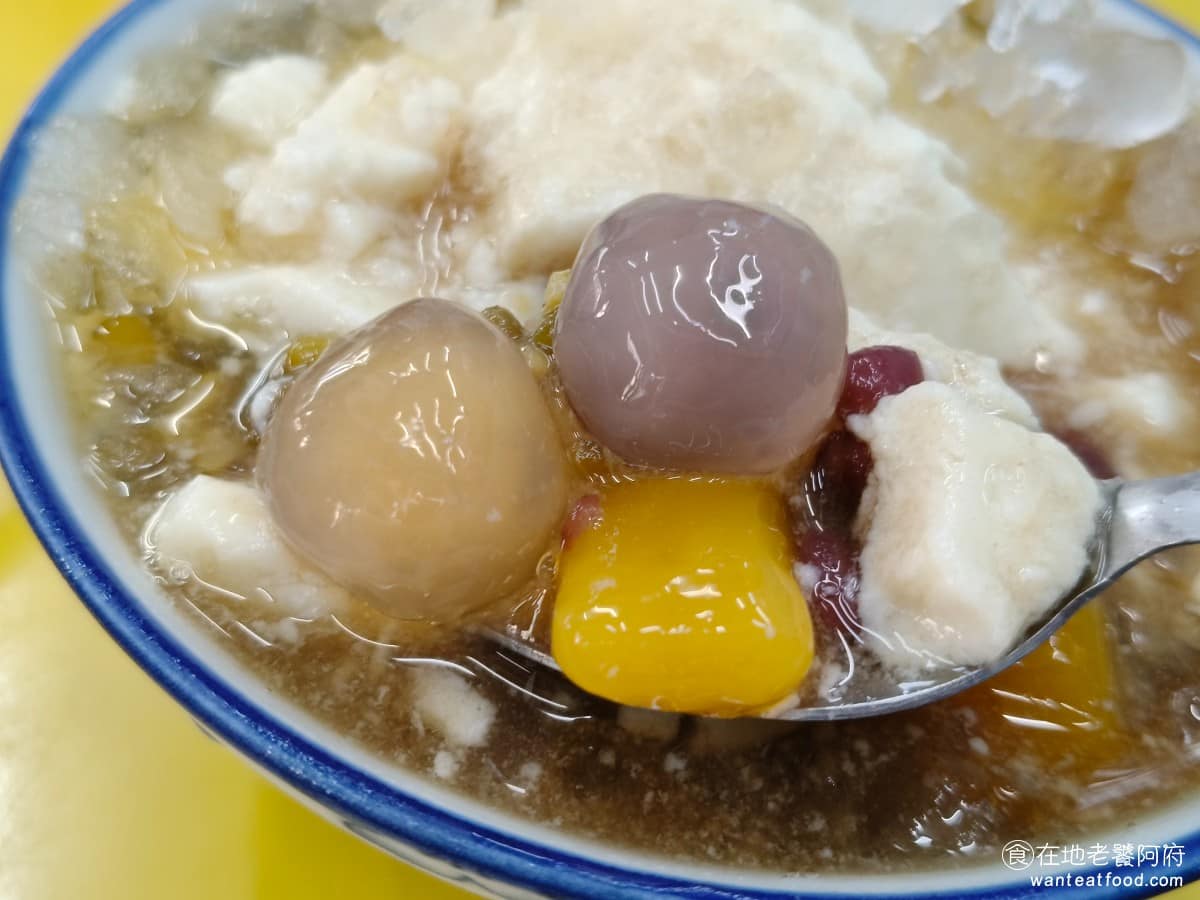 甜妞古早冰紅茶 甜妞古早冰紅茶菜單 甜妞古早冰紅茶推薦 北投區美食 北投美食 甜點點心 剉冰 還有一個QQ圓，也是店內的招牌，口感會比芋圓更Q一點，裡面有包芋頭或是地瓜，也蠻好吃的，也是推薦的配料之一。 @在地老饕阿府