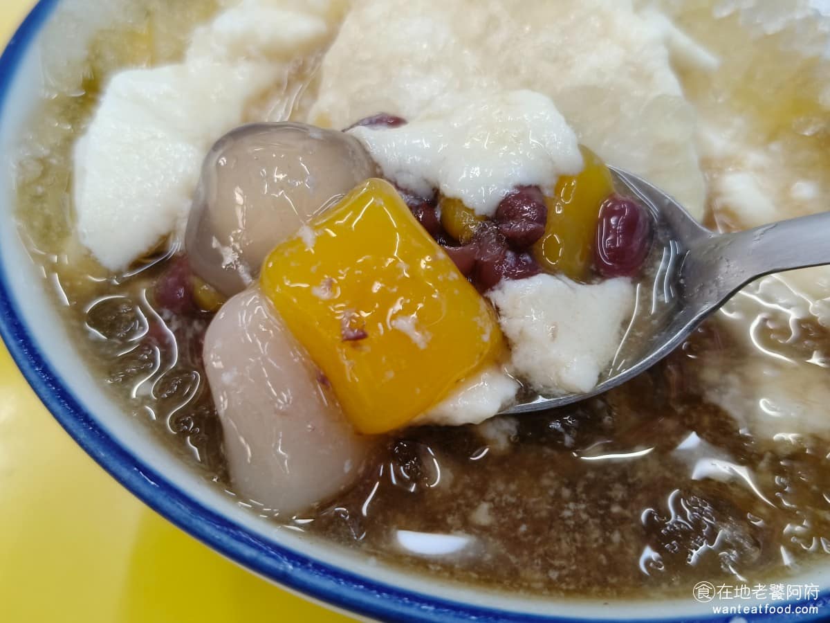 甜妞古早冰紅茶 甜妞古早冰紅茶菜單 甜妞古早冰紅茶推薦 北投區美食 北投美食 甜點點心 剉冰 豆花已經給的很多了，連芋圓也給了好多顆，難怪吃完都覺得非常飽足，豆類則煮得比較軟一點，吃起來是破的，但個人是比較偏好飽滿的豆子。 @在地老饕阿府