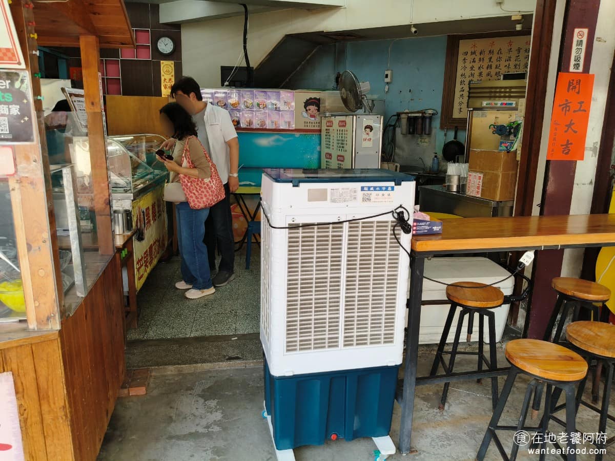 甜妞古早冰紅茶 甜妞古早冰紅茶菜單 甜妞古早冰紅茶推薦 北投區美食 北投美食 甜點點心 剉冰 甜妞一共有兩個店面，主打的是剉冰、雪花冰、豆花這類傳統冰品，飲料的部分以古早味紅茶為主，另外也販售烏龍茶、金桔檸檬、西瓜汁等，想吃冰又想喝飲料，來這裡一次解決。 @在地老饕阿府