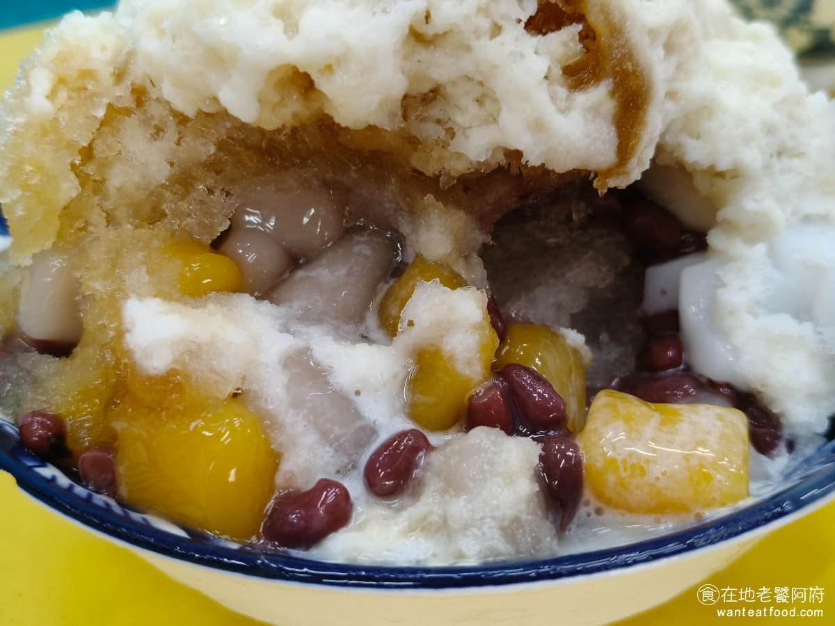 甜妞古早冰紅茶 甜妞古早冰紅茶菜單 甜妞古早冰紅茶推薦 北投區美食 北投美食 甜點點心 剉冰 裡面的配料都給的很多，尤其是芋圓給了好多顆，芋圓是店家自己煮的，吃起來口感Q軟，豆類吃起來也不會死甜。 @在地老饕阿府