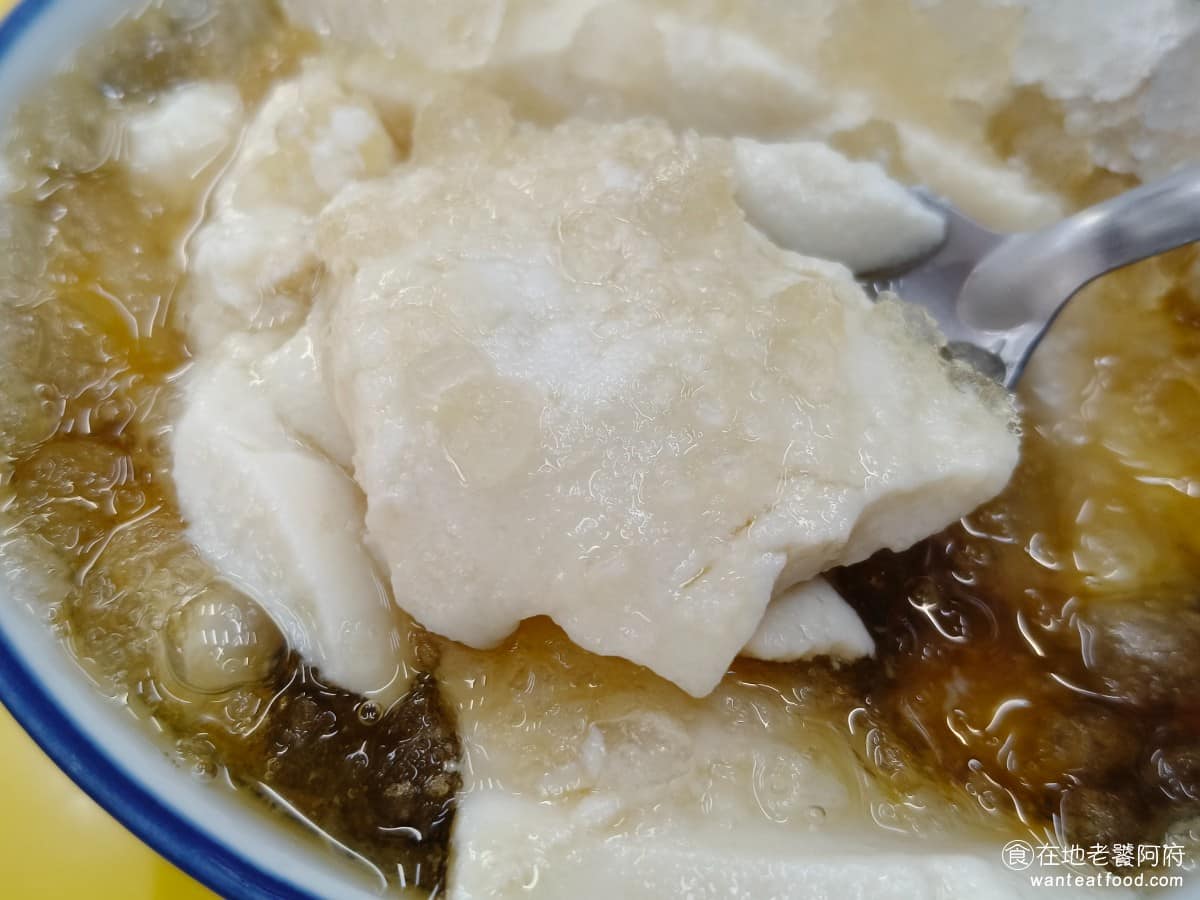 甜妞古早冰紅茶 甜妞古早冰紅茶菜單 甜妞古早冰紅茶推薦 北投區美食 北投美食 甜點點心 剉冰 豆花的份量給的札實，堆得很高，大口一吃就知道，非常有誠意。 @在地老饕阿府