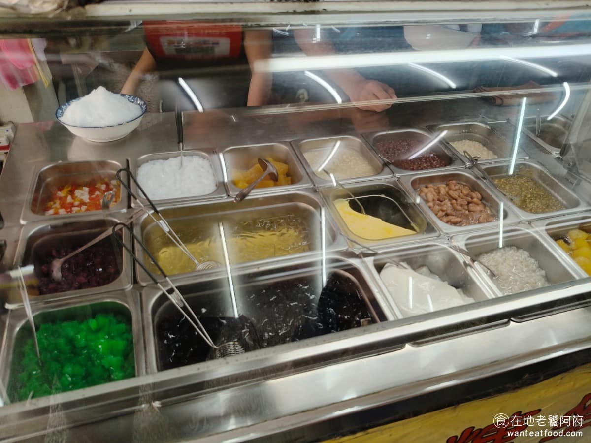 甜妞古早冰紅茶 甜妞古早冰紅茶菜單 甜妞古早冰紅茶推薦 北投區美食 北投美食 甜點點心 剉冰 配料選擇豐富，傳統古早冰的配料幾乎都有粉圓、Q圓、翠圓、粉粿、仙草、愛玉、米苔目、湯圓、包心粉圓、紅豆、綠豆、薏仁、芋頭、地瓜、花生、白木耳等。 @在地老饕阿府