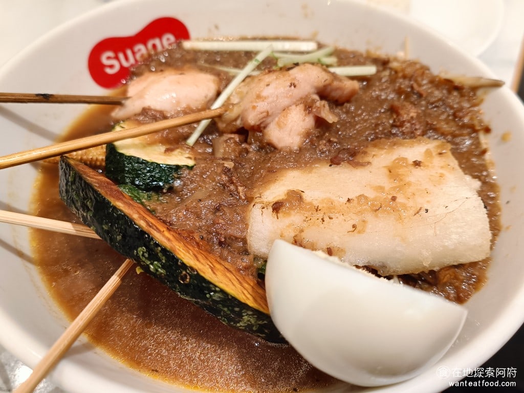 Suage 北海道湯咖哩 美麗華店 中山區美食 劍南路站美食 日式料理 他的雞肉串只有兩串,份量有一點少,因為這一晚的價格就要370元。如果說這樣的價位卻只有兩塊肉,其實非常不划算。雞肉串的味道吃起來也很普通,肉質不算硬。 @在地老饕阿府