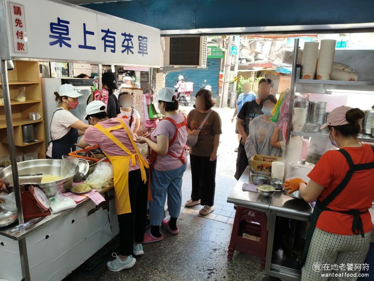 邱記涼麵 邱記涼麵菜單 邱記涼麵推薦 信義區美食 信義美食 內用和外帶排的隊伍是分開的,一個排左邊,一個排隊右邊,千萬別排錯了,因為被拆兩半,所以實際排隊的隊伍是兩倍長,因為菜單的品項不多,所以隊伍移動的速度還算快。 @在地老饕阿府