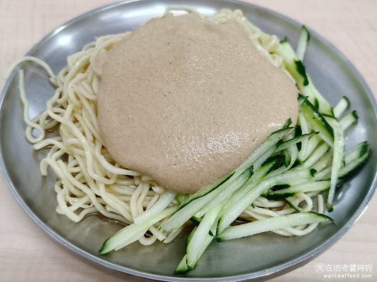 邱記涼麵 邱記涼麵菜單 邱記涼麵推薦 信義區美食 信義美食 麻醬涼麵 小碗和中碗的價差只有 5 元,但份量差距不小,擔心吃不飽的人,直接點中碗以上就對了。 @在地老饕阿府